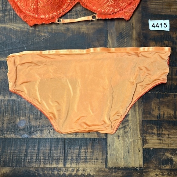 Black fushia bra set. Bra 40D undies 1x preowned  great condition - Picture 4 of 10